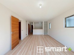 ～穏やかな陽の入るＬＤＫ～
・大きな窓のあるＬＤＫは陽当りも良好で明るい空間となっております。
・ご家族団らんなど過ごす時間の多いＬＤＫが明るいのは嬉しいポイントですね。
