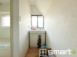 ～シャワー付き洗面台を採用～
・洗面台の蛇口がホースで伸びシャワーとしてご利用可能。
・朝の寝ぐせ直しなどにシャワーを使いたい時、洗面台の掃除をする際にも便利にお使いいただけますよ。
