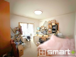 ～自然な風合いの洋室～
・ナチュラルな色彩で纏められた洋室は家具のコーディネートもしやすくなっております。
・どんな家具にするか考えるだけでも楽しくなってきますね。
