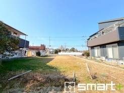 ～十分な広さのある前面道路～
・前面道路は約8ｍございますので、お車でのすれ違いも楽々で余計なストレスがかかりません。
・日々お車での移動が多い方には大切なポイントですね。
