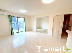 ～穏やかな陽の入るＬＤＫ～
・大きな窓のあるＬＤＫは陽当りも良好で明るい空間となっております。
・ご家族団らんなど過ごす時間の多いＬＤＫが明るいのは嬉しいポイントですね。
