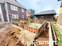 ～ベタ基礎でしっかりとした土台～
・コンクリートの中に鉄筋を配し強度を高めた「ベタ基礎」を採用。
・しっかりとした土台を造ったうえで、その上に建物が築造されていきます。
