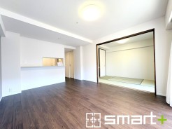 ～穏やかな陽の入るＬＤＫ～
・大きな窓のあるＬＤＫは陽当りも良好で明るい空間となっております。
・ご家族団らんなど過ごす時間の多いＬＤＫが明るいのは嬉しいポイントですね。
