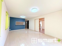 ～穏やかな陽の入るＬＤＫ～
・大きな窓のあるＬＤＫは陽当りも良好で明るい空間となっております。
・ご家族団らんなど過ごす時間の多いＬＤＫが明るいのは嬉しいポイントですね。
