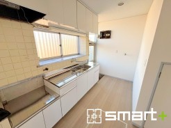 ～空間を有効活用～
・キッチンは対面式ではなく壁側にございますので、お部屋の中の空間を有効活用できます。
・現地ではぜひ家具の配置などもイメージしながらご見学くださいませ。
