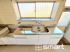 ～使い勝手の良いキッチン～
・料理がしやすい設計のキッチンでお料理もはかどりますね。
・もちろんキッチン下部は収納になっておりますので、フライパンなども収納可能です。
