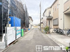 ～閑静な住宅街の立地～
・周辺は閑静な住宅街となっておりますので、静かな暮らしをご実現いただけます。
・前面道路の交通量も多くないので、小さなお子様がいるご家庭でもご安心ですね。
