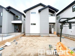 ～スタイリッシュな外観～
・２色のコントラストが美しく落ち着きあるデザインの外観となっております。
・グレーとホワイトの組み合わせが、洗練されたクールな雰囲気を醸し出しています。
