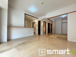 ～ナチュラルな色彩のＬＤＫ～
・自然な風合いの色味で纏められたＬＤＫは家具のコーディネートもしやすくなっております。
・どんなインテリアにするか、考えるだけでも楽しくなりますね。
