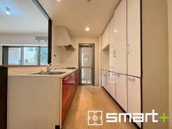 ～収納も豊富なキッチン～
・キッチンスペースにはカップボードを標準装備。キッチン自体の収納と併せて収納が豊富になっておりますので、散らかりやすいキッチン周りがスッキリと片付きます。
