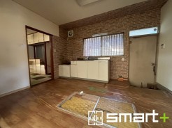 ～広々キッチンスペース～
・キッチンスペースは余裕のある広さとなっており、キッチン内のでのすれ違いも楽々。
・お料理や洗い物がしやすい設計となっております。
