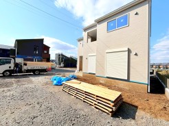 ～ご家族を守る「耐震等級３」～
・住宅性能評価において「耐震等級３」を取得。地震に強い家であることが証明されております。
・倒壊の恐れが低くなりますので、地震保険が半額になるメリットも。
(２号棟)