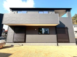～ご家族を守る「耐震等級３」～
・住宅性能評価において「耐震等級３」を取得。地震に強い家であることが証明されております。
・倒壊の恐れが低くなりますので、地震保険が半額になるメリットも。
