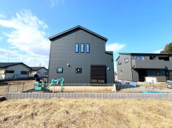 ～ご家族を守る「耐震等級３」～
・住宅性能評価において「耐震等級３」を取得。地震に強い家であることが証明されております。
・倒壊の恐れが低くなりますので、地震保険が半額になるメリットも。
