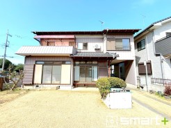 ～広大な芝庭と大きなガレージ付の家～
・南向きの日当たり良好な芝庭はとにかく広く、プライベート感たっぷりです。１０帖部屋付の大きなガレージも有ります。
・５LDKの家も大変綺麗にお使いです。