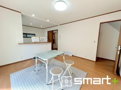 ～穏やかな陽の入るＬＤＫ～
・大きな窓のあるＬＤＫは陽当りも良好で明るい空間となっております。
・ご家族団らんなど過ごす時間の多いＬＤＫが明るいのは嬉しいポイントですね。
