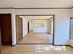 ～収納豊富な洋室～
・各居室に備え付けの収納をご用意。タンスなどを置く場合と比べ出っ張らないので部屋の中を有効のご活用いただけます。
・収納の広さなどぜひ現地でご確認くださいませ。
