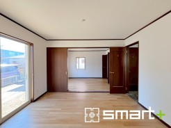 ～ナチュラルな色彩のＬＤＫ～
・自然な風合いの色味で纏められたＬＤＫは家具のコーディネートもしやすくなっております。
・どんなインテリアにするか、考えるだけでも楽しくなりますね。
