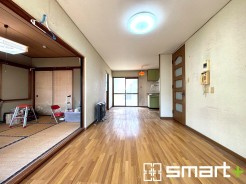 ～穏やかな陽の入るＬＤＫ～
・大きな窓のあるＬＤＫは陽当りも良好で明るい空間となっております。
・ご家族団らんなど過ごす時間の多いＬＤＫが明るいのは嬉しいポイントですね。
