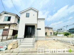 ～明るさを感じる外観～
・外壁は２トーンカラーを採用し、デザイン性に優れた見た目となっております。
・帰宅した際にホッと感じるような飽きのこない外観。ぜひ現地でご確認くださいませ。
