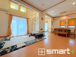 ～穏やかな陽の入るＬＤＫ～
・大きな窓のあるＬＤＫは陽当りも良好で明るい空間となっております。
・ご家族団らんなど過ごす時間の多いＬＤＫが明るいのは嬉しいポイントですね。
