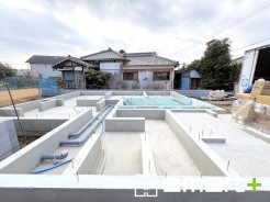 ～ベタ基礎でしっかりとした土台～
・コンクリートの中に鉄筋を配し強度を高めた「ベタ基礎」を採用。
・しっかりとした土台を造ったうえで、その上に建物が築造されていきます。
