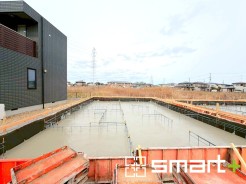 ～ベタ基礎でしっかりとした土台～
・コンクリートの中に鉄筋を配し強度を高めた「ベタ基礎」を採用。
・しっかりとした土台を造ったうえで、その上に建物が築造されていきます。
(Ａ号棟)