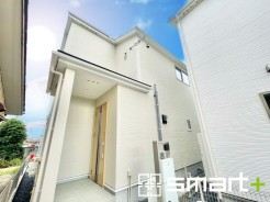 ~明るさを感じる外観~
・外壁は2トーンカラーを採用し、デザイン性に優れた見た目となっております。
・帰宅した際にホッと感じるような飽きのこない外観。ぜひ現地でご確認くださいませ。