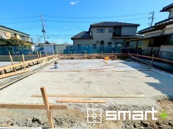 ~ベタ基礎でしっかりとした土台~
・コンクリートの中に鉄筋を配し強度を高めた「ベタ基礎」を採用。
・しっかりとした土台を造ったうえで、その上に建物が築造されていきます。