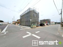 ～開放感ある角地のお住まい～
・２方向が空く事で開放感のある角地に位置しております。
・窮屈な感じが無く、ゆったりと暮らせるこの魅力をぜひ現地でご体感くださいませ。
