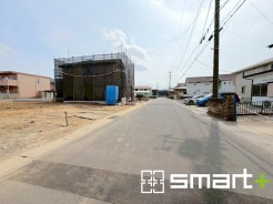 ～十分な広さのある前面道路～
・前面道路は約6.6ｍございますので、お車でのすれ違いも楽々で余計なストレスがかかりません。
・日々お車での移動が多い方には大切なポイントですね。
