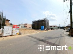 ～閑静な住宅街の立地～
・周辺は閑静な住宅街となっておりますので、静かな暮らしをご実現いただけます。
・前面道路の交通量も多くないので、小さなお子様がいるご家庭でもご安心ですね。
