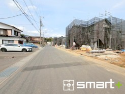 ～閑静な住宅街の立地～
・周辺は閑静な住宅街となっておりますので、静かな暮らしをご実現いただけます。
・前面道路の交通量も多くないので、小さなお子様がいるご家庭でもご安心ですね。
