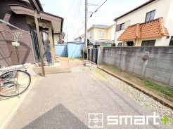 ～お庭もある余裕の敷地～
・広々した敷地にはお庭もご用意。お庭があるだけで余裕を感じますね。
・防草シートや人工芝の敷設などのオプションもお気軽にご相談くださいませ。
