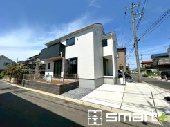 
～スタイリッシュな外観～
・外壁はシックな色彩でデザイン性に優れた見た目となっております。
・濃い目のカラーにホワイトの指し色を入れることによって、オシャレな外観に仕上がっています。
