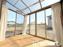 ～暖かな陽が入るサンルームをご用意～
・開放的な窓辺、心地よい風と穏やかな光を感じる空間。
・採光に満ちた、穏やかなひとときを。
