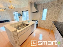 ～人気のカウンターキッチン～
・キッチンは人気のカウンタータイプを採用。「ご家族の顔が見える」造りです。
・蛇口に浄水器が内蔵されているなど機能面でも優れた仕様です。
