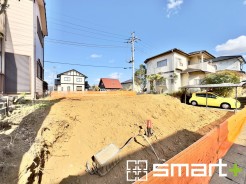～陽当りの良い南西道路の立地～
・南西側に道路がございますので、朝から陽の入る陽当り良好なお住まい。
・将来的にも陽当りが確保されているのが嬉しいポイントですね。
