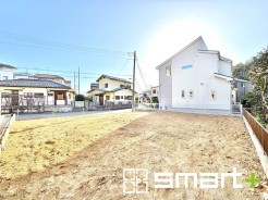 ～閑静な住宅街の立地～
・周辺は閑静な住宅街となっておりますので、静かな暮らしをご実現いただけます。
・前面道路の交通量も多くないので、小さなお子様がいるご家庭でもご安心ですね。
