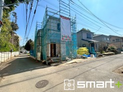 ～開放感ある角地のお住まい～
・２方向が空く事で開放感のある角地に位置しております。
・窮屈な感じが無く、ゆったりと暮らせるこの魅力をぜひ現地でご体感くださいませ。
