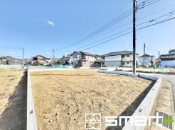 ～十分な広さのある前面道路～
・前面道路は約５ｍございますので、お車でのすれ違いも楽々で余計なストレスがかかりません。
・日々お車での移動が多い方には大切なポイントですね。
