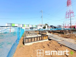 ～ベタ基礎でしっかりとした土台～
・コンクリートの中に鉄筋を配し強度を高めた「ベタ基礎」を採用。
・しっかりとした土台を造ったうえで、その上に建物が築造されていきます。
（1号棟外観写真）