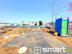 ～ベタ基礎でしっかりとした土台～
・コンクリートの中に鉄筋を配し強度を高めた「ベタ基礎」を採用。
・しっかりとした土台を造ったうえで、その上に建物が築造されていきます。