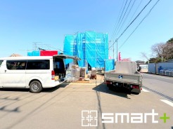 ～閑静な住宅街の立地～
・周辺は閑静な住宅街となっておりますので、静かな暮らしをご実現いただけます。
・前面道路の交通量も多くないので、小さなお子様がいるご家庭でもご安心ですね。