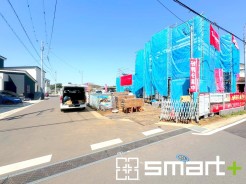 ～閑静な住宅街の立地～
・周辺は閑静な住宅街となっておりますので、静かな暮らしをご実現いただけます。
・前面道路の交通量も多くないので、小さなお子様がいるご家庭でもご安心ですね。