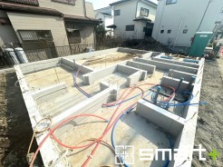 ～ベタ基礎でしっかりとした土台～
・コンクリートの中に鉄筋を配し強度を高めた「ベタ基礎」を採用。
・しっかりとした土台を造ったうえで、その上に建物が築造されていきます。
