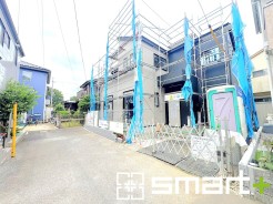 ～閑静な住宅街の立地～
・周辺は閑静な住宅街となっておりますので、静かな暮らしをご実現いただけます。
・前面道路の交通量も多くないので、小さなお子様がいるご家庭でもご安心ですね。
