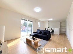 ～穏やかな陽の入るＬＤＫ～
・大きな窓のあるＬＤＫは陽当りも良好で明るい空間となっております。
・ご家族団らんなど過ごす時間の多いＬＤＫが明るいのは嬉しいポイントですね。
