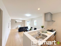 ～日当り良好のＬＤＫ～
・穏やかな陽だまりに包まれる居心地の良いＬＤＫは、ご家族が自然と集まる憩いのスペースに。
・出来立てのお料理を運ぶのにも、食器の後片付けもラクラクなカウンターキッチン。