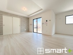 ～穏やかな陽の入るＬＤＫ～
・大きな窓のあるＬＤＫは陽当りも良好で明るい空間となっております。
・ご家族団らんなど過ごす時間の多いＬＤＫが明るいのは嬉しいポイントですね。
